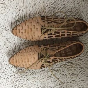 Unique Fly cut out nude oxfords